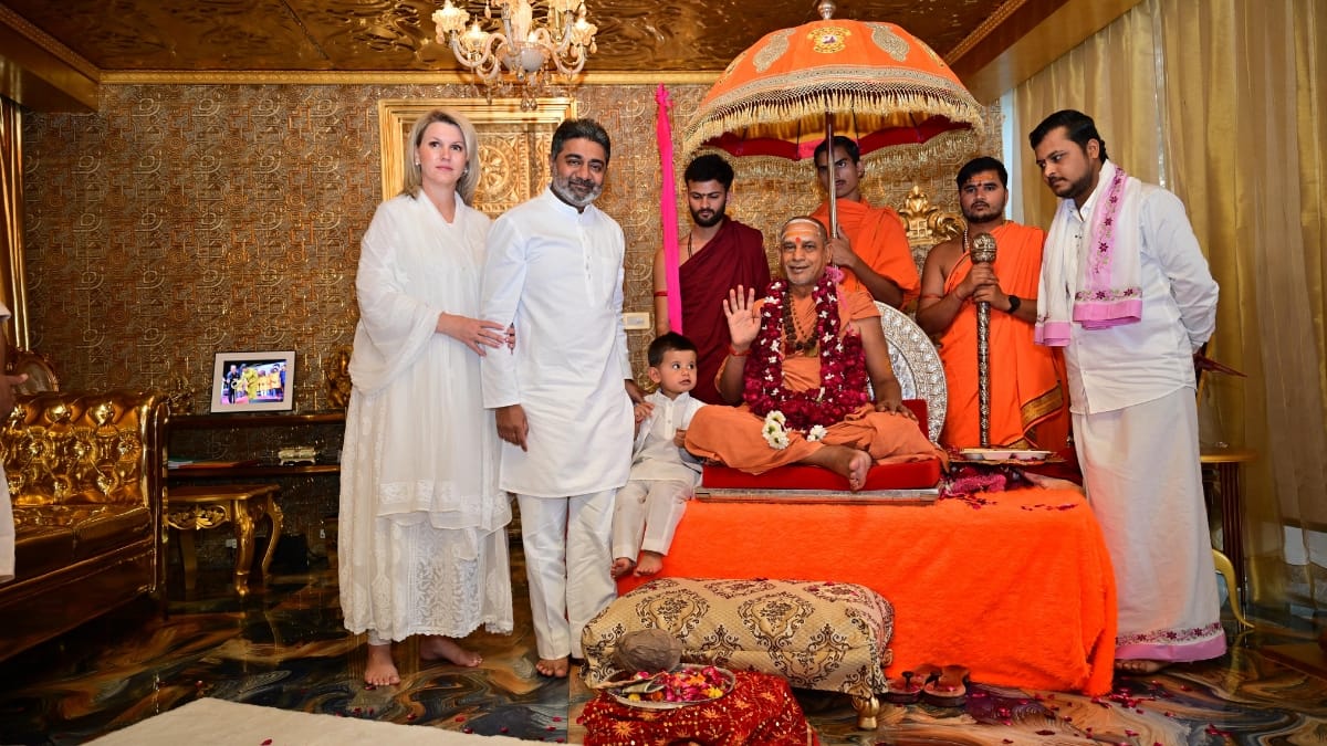 जगद्गुरु शंकराचार्य स्वामी सदानंद सरस्वती महाराज का डॉ. अभिषेक वर्मा के निवास पर आगमन